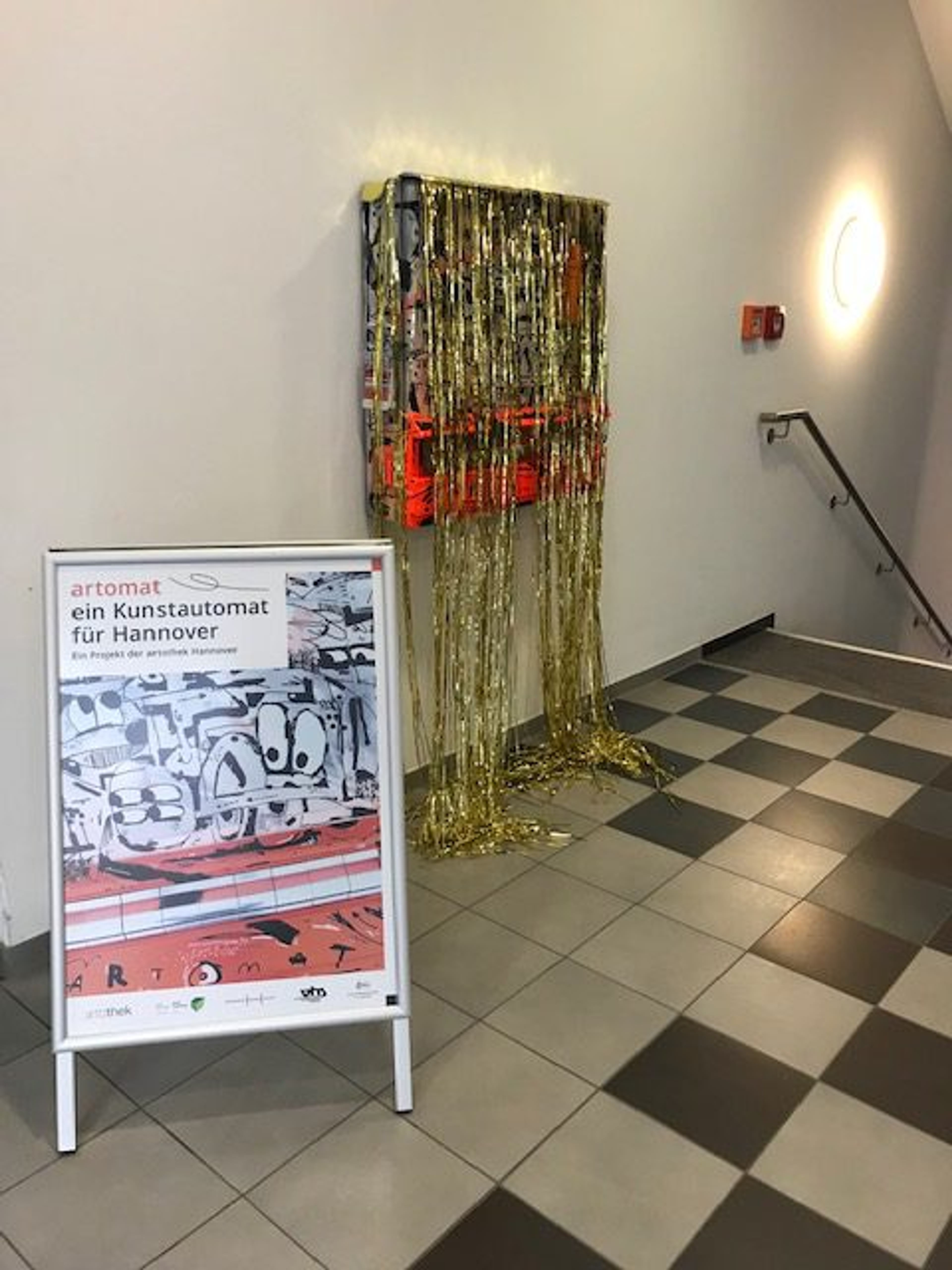 Galerieraum mit Goldvorhang und artomat