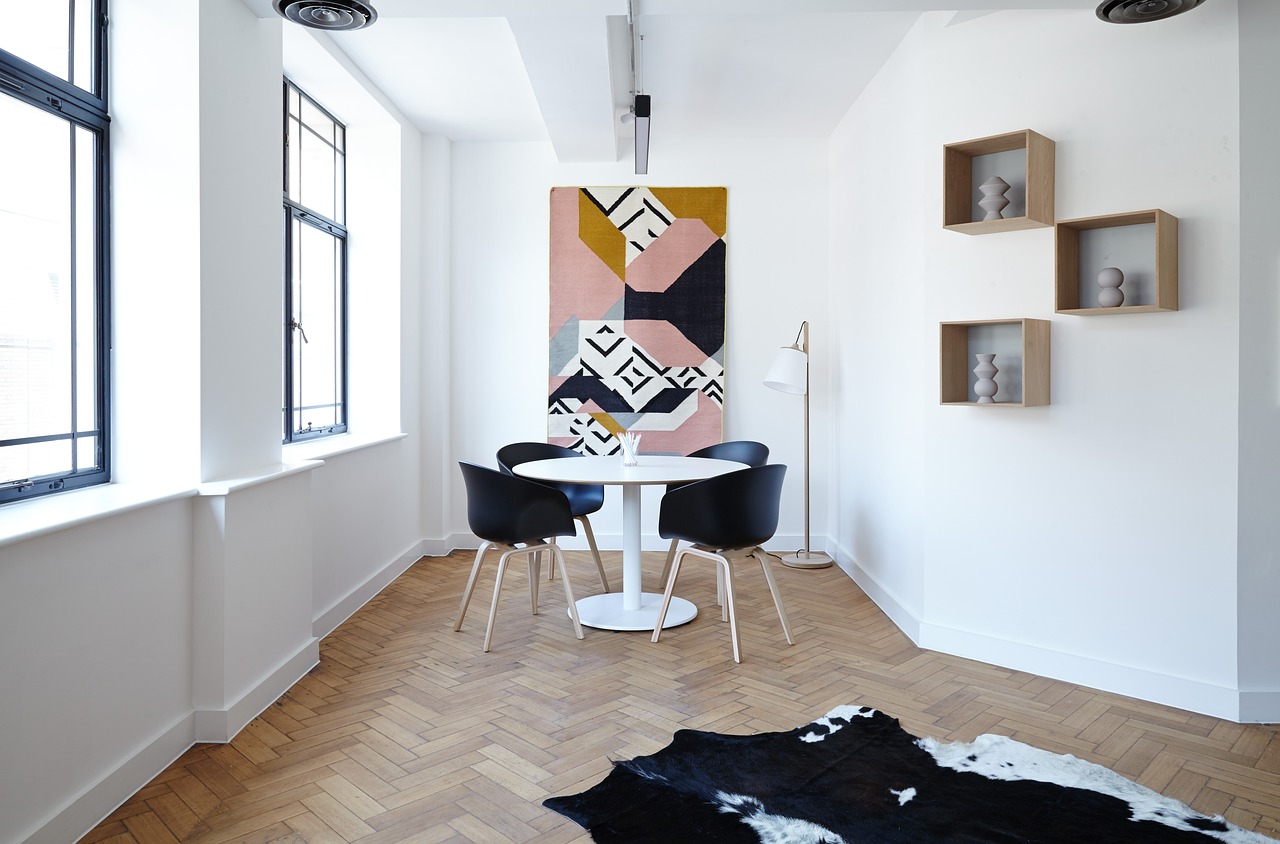 Helles Wohnzimmer mit einem bunten Kunstwerk an der Wand